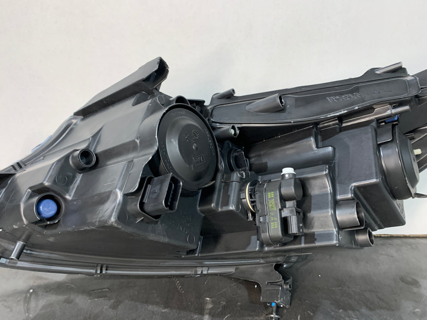 Peugeot 2008 A94 RHS RIGHT Headlight 9825313580