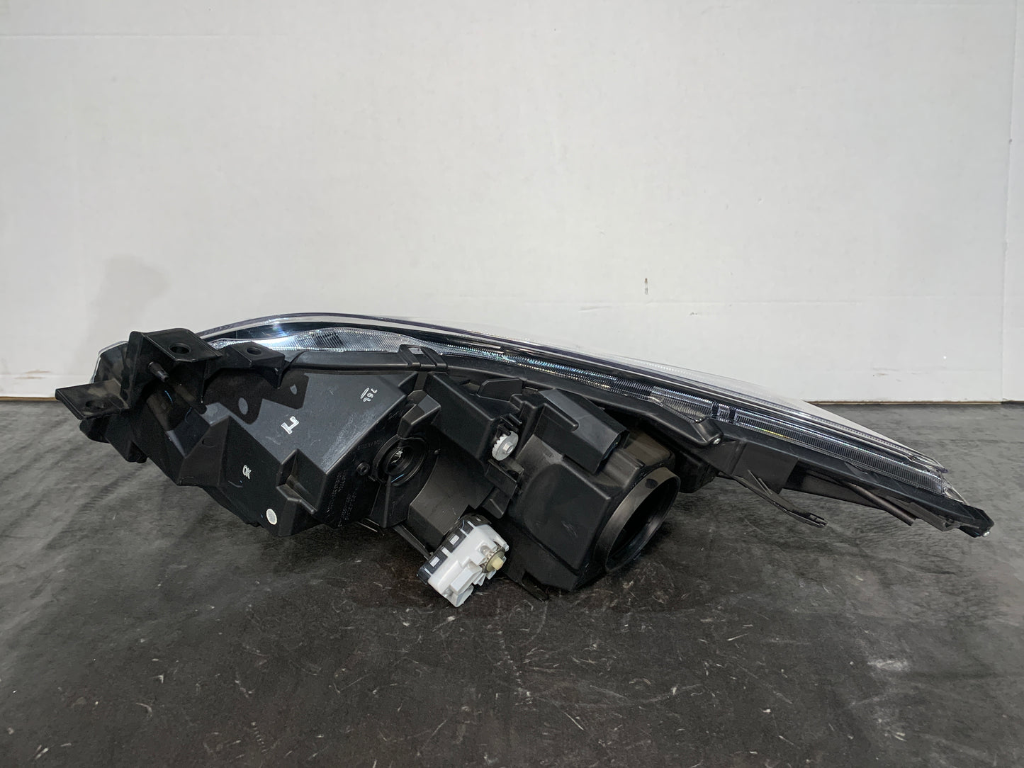 MAZDA 3 RHS RIGHT XENON HEADLIGHT 2010-2013