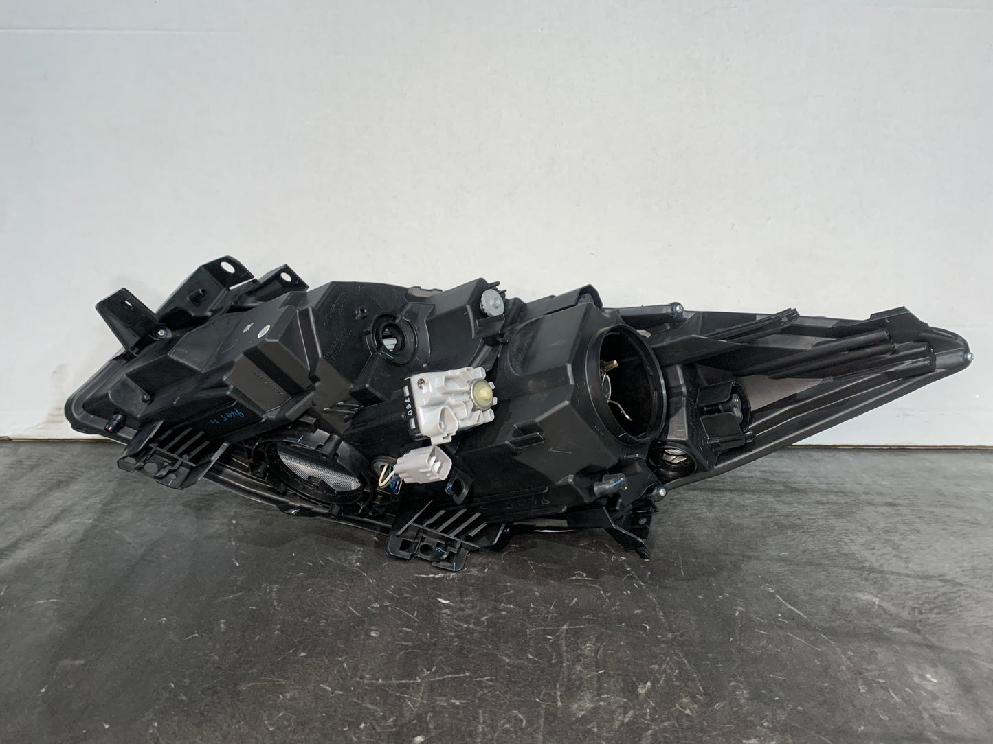 MAZDA 3 RHS RIGHT XENON HEADLIGHT 2010-2013