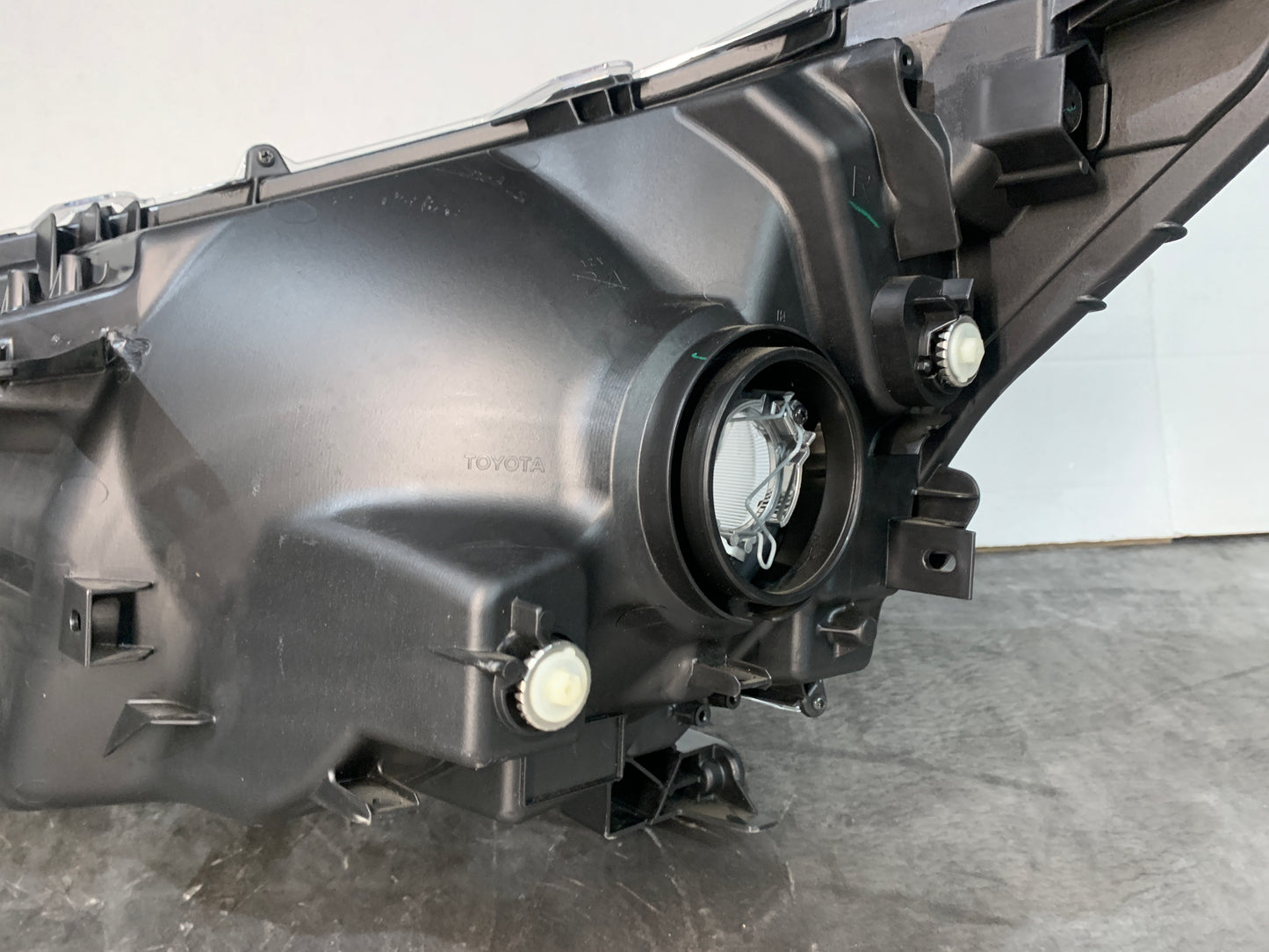TOYOTA HIACE RHS RIGHT HALOGEN HEADLIGHT 2019-2025