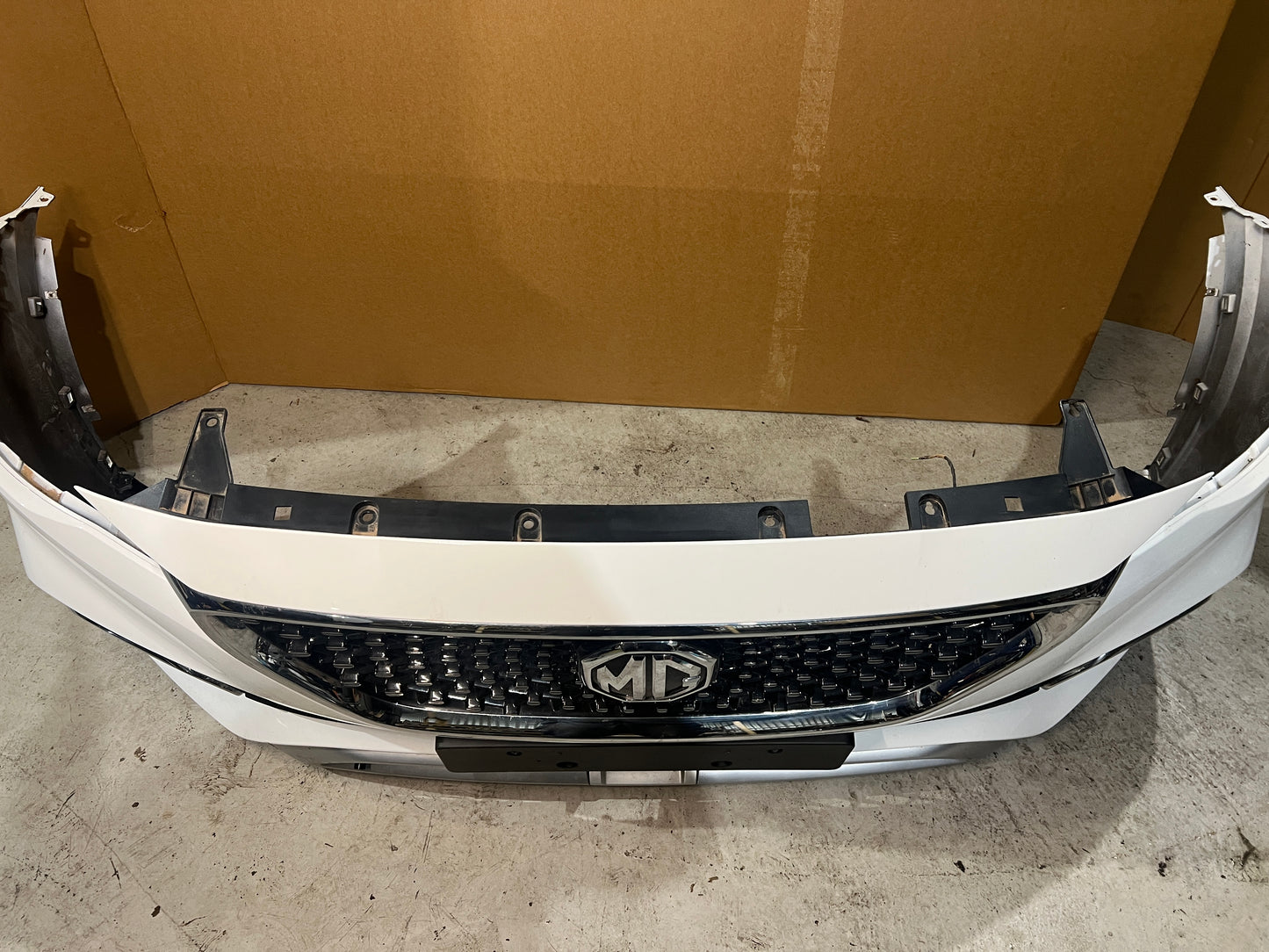 MG HS FRONT BUMPER COMPLETE WHITE 2019-2025