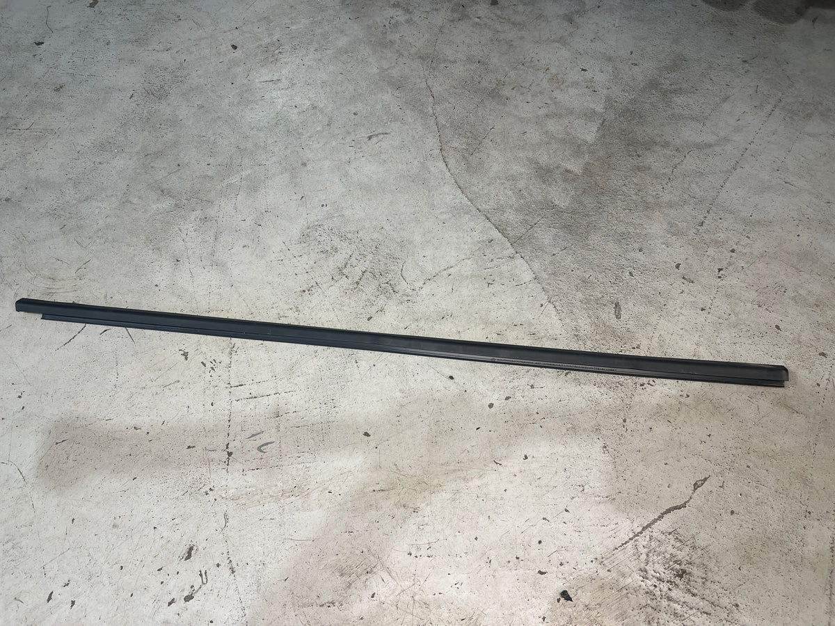 VW T-CROSS C11 POLO AW FRONT RIGHT OUTER DOOR WINDOW SEAL STRIP 2GS837477