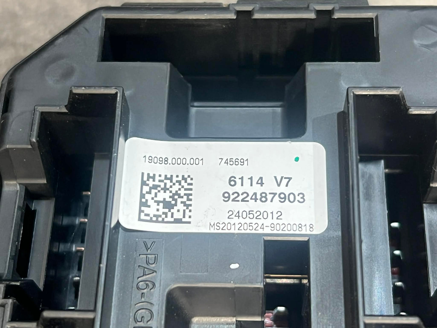 BMW 1 SERIES F20 FUSE RELAY BOX 922487903