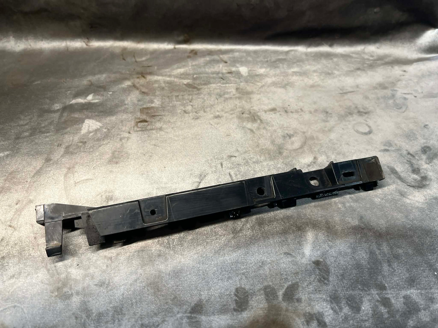 BMW 1 SERIES E87 E88 E82 FRONT RIGHT GUARD SUPPORT BRACKET 7118160