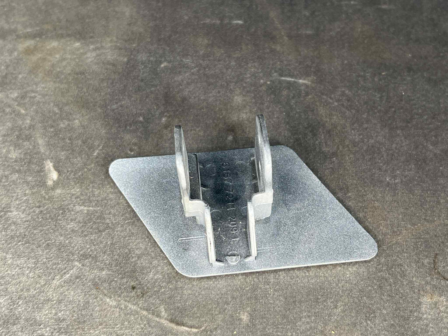 BMW 3 SERIES E90 FRONT LEFT HEADLIGHT WASHER COVER 7202671