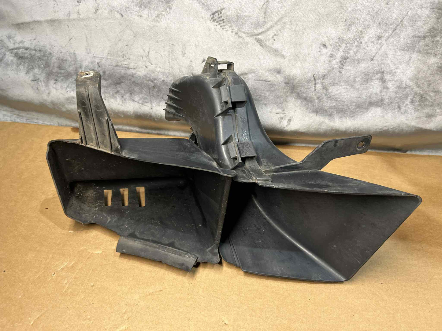 BMW 1 SERIES E82 E88 FRONT LHS PASSENGER M-SPORT OIL COOLER BRAKE DUCT 8046473