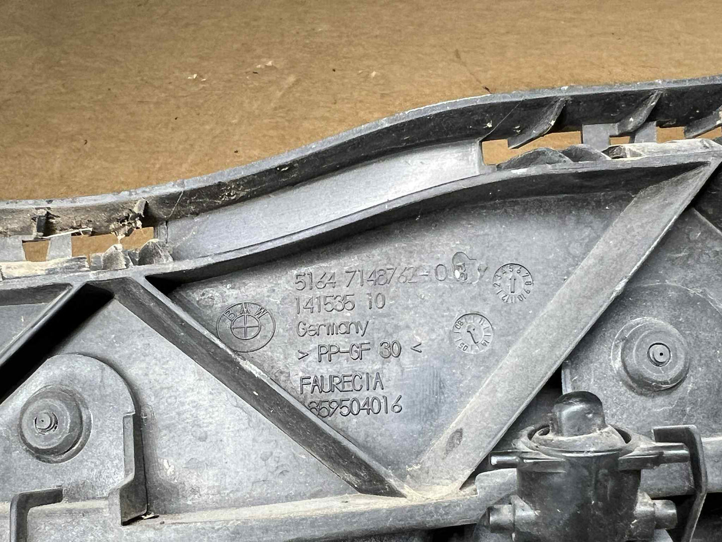 BMW 1 SERIES E82 E88 COUPE RIGHT DRIVERS HEADLIGHT BRACKET 7148762