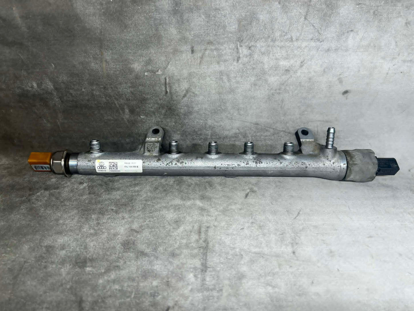 VW AUDI 2.0 FUEL INJECTOR RAIL 03L130089B