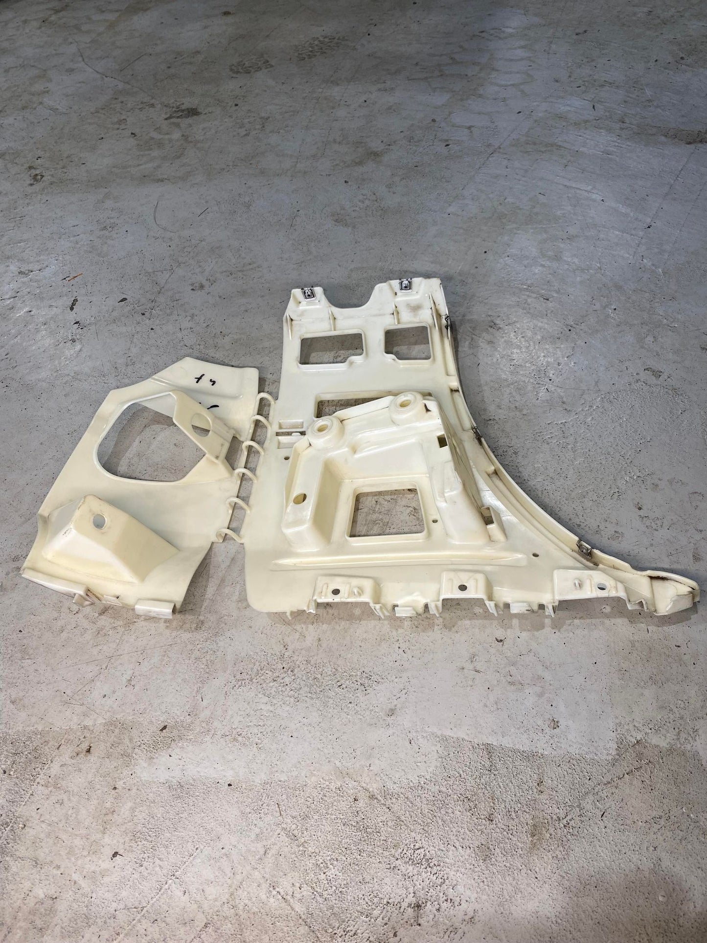 BMW 1 SERIES E82 E88 REAR RIGHT BUMPER BRACKET 8045508