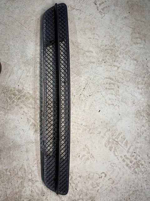 BMW 1 SERIES FRONT BUMPER LOWER GRILL 7263119