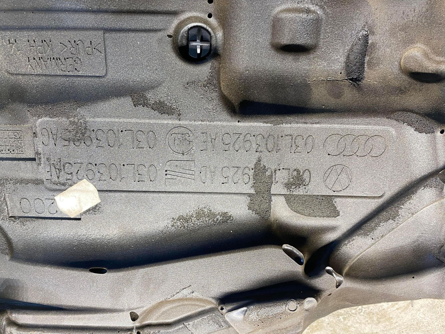AUDI 2.0TDI A3 ENGINE COVER 03L103925