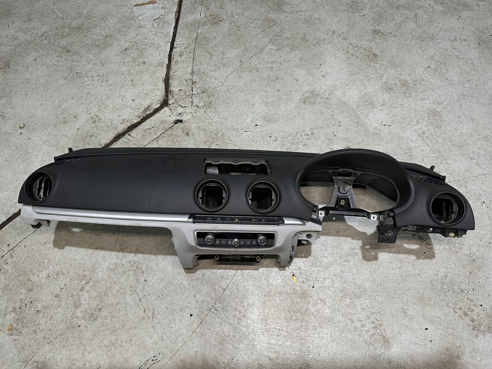 AUDI A3 8V DASHBOARD COMPLETE WITH AIRBAG  8V2857001H 8V0880204E