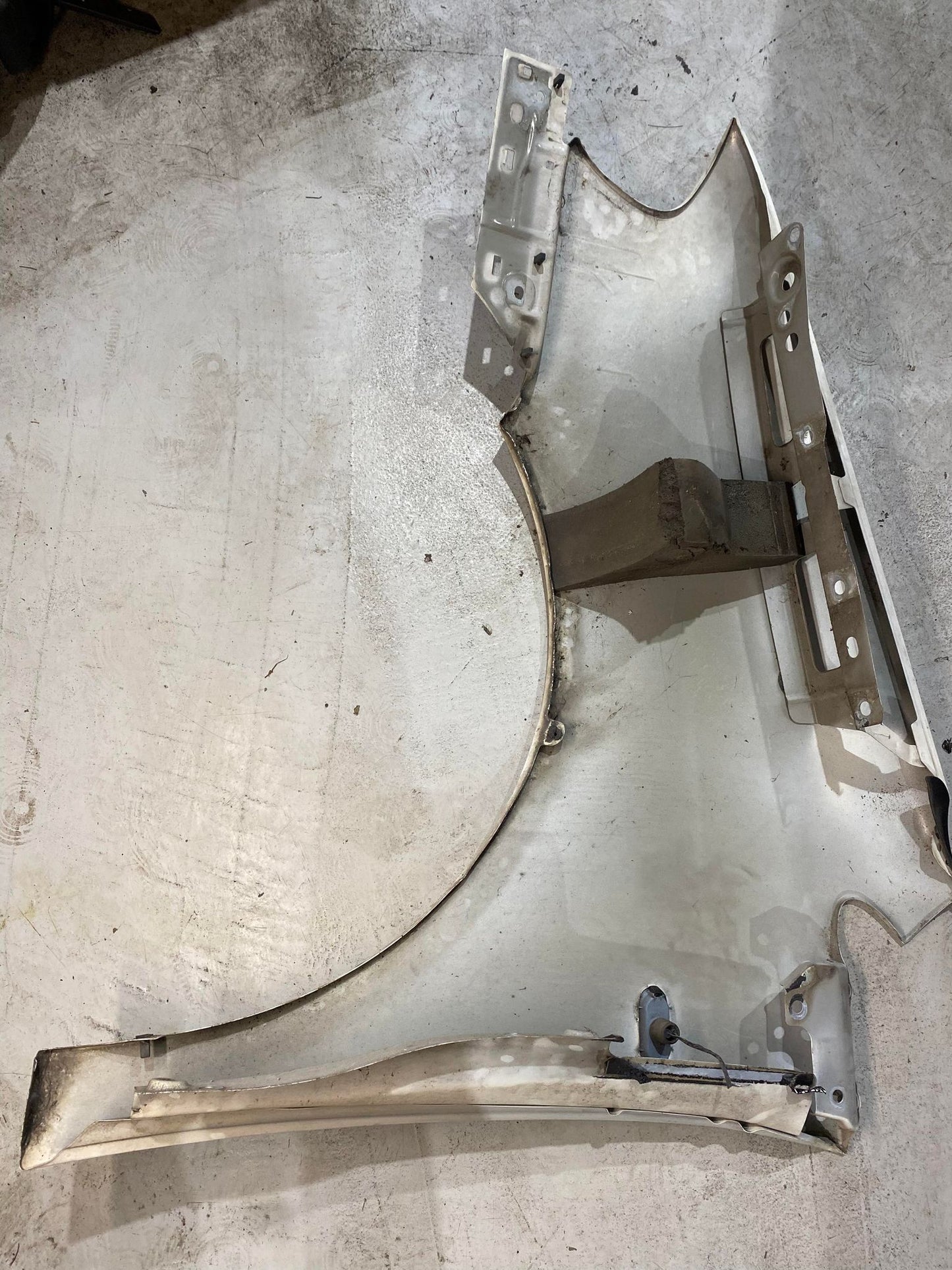 VW CADDY 2005-2011 FRONT RIGHT GUARD WHITE