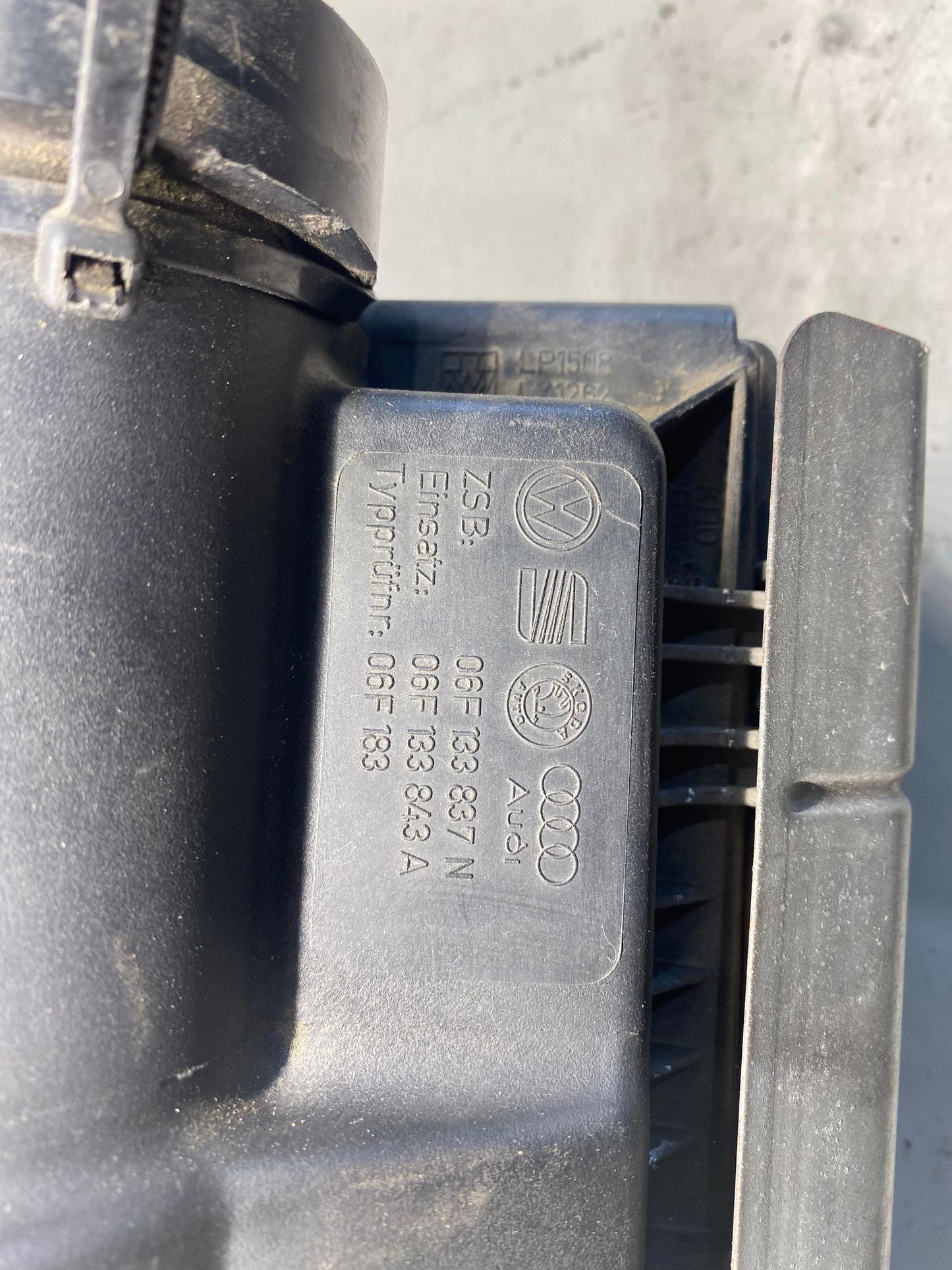 VW AUDI 2.0L TFSI ENGINE COVER 06F133837