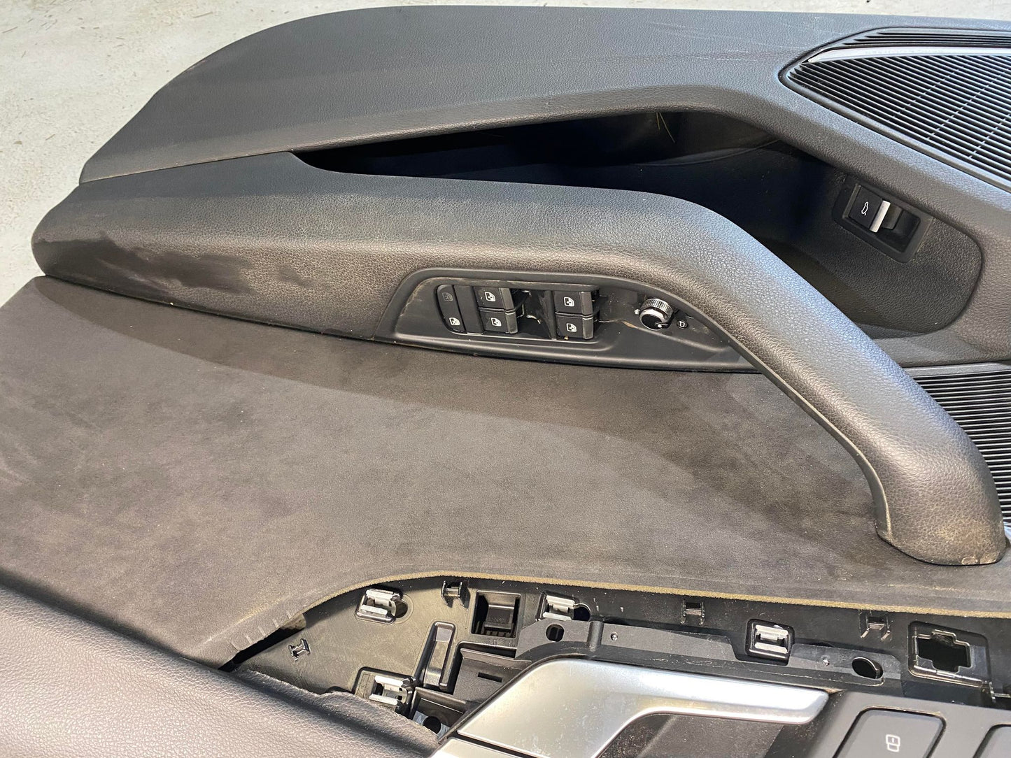 AUDI A5 8T FRONT RIGHT DRIVERS DOOR CARD