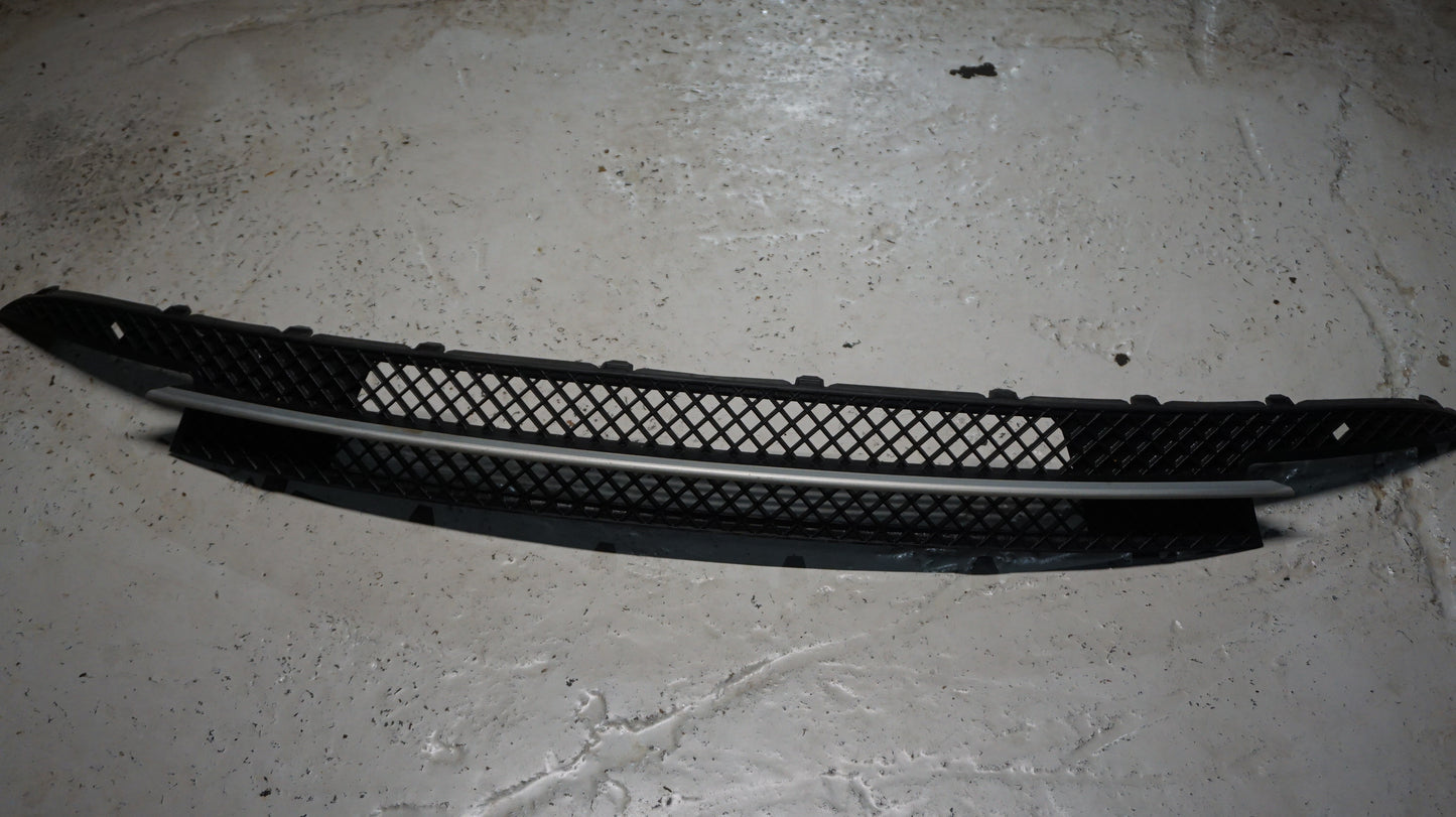 BMW 1 SERIES E87 LCI FRONT BUMPER LOWER GRILL 7182367