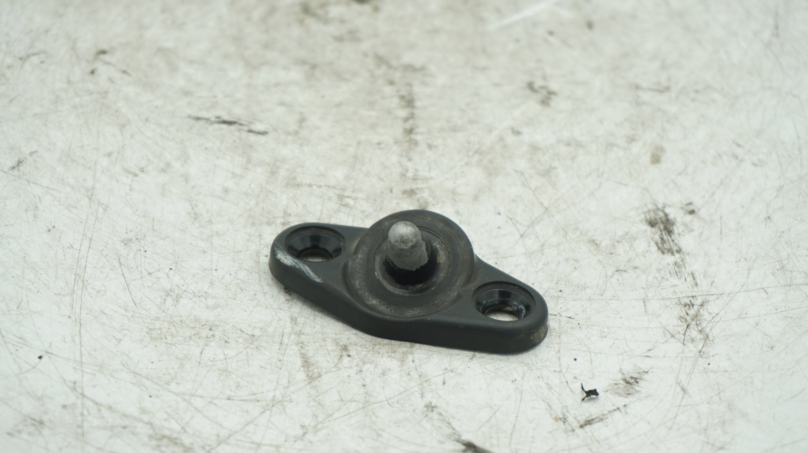VW CADDY RIGHT SLIDING DOOR CATCHING PLATE LOCKING 2K0843843 - LRI Autoparts