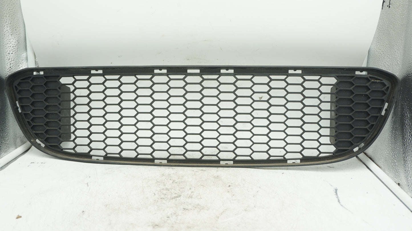 BMW 1 SERIES E82 E88 M-SPORT FRONT LOWER CENTRE GRILLE 8045432