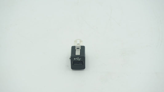 BMW 1 3 X SERIES USB SOCKET PLUG 9237656