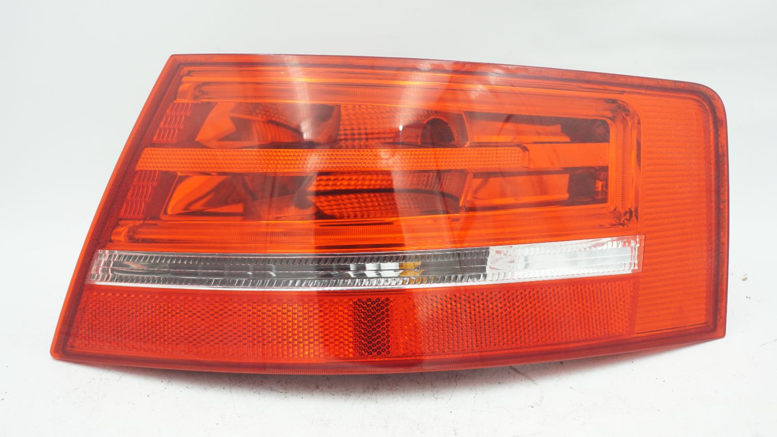 AUDI A3 8P CONVERTIBLE CABRIO RIGHT TAIL LIGHT