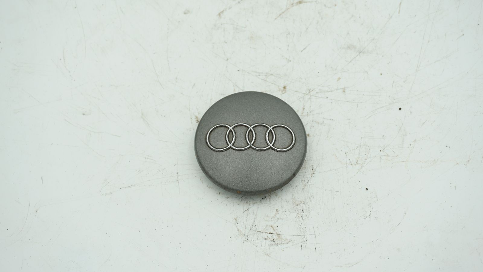 AUDI A3 A4 A6 TT WHEEL HUB CENTRE CAP 8D0601170