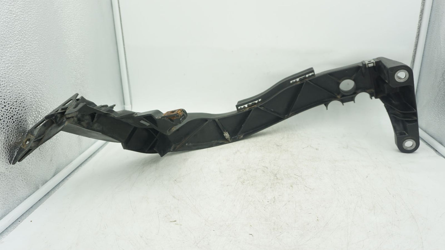 BMW 1 SERIES E82 E87 E88 LHS PASSENGER SIDE HEADLIGHT BRACKET 7120823