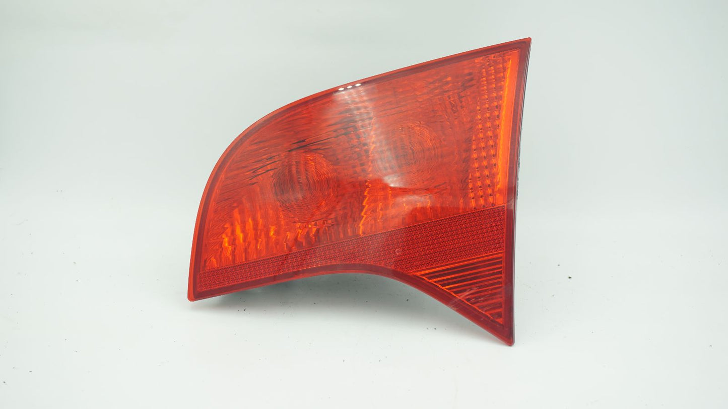 AUDI A4 8E RHS RIGHT REAR TAILGATE LIGHT 8E9945094